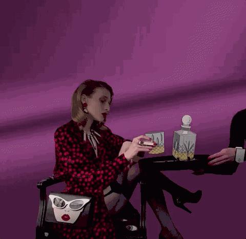 范冰冰拎着表情包走红毯,范冰冰参加天天向上视频