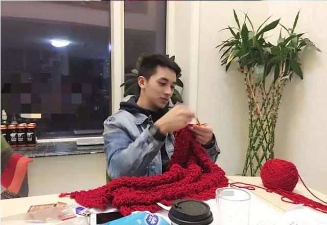 这个男人太神奇！会唱会跳有腹肌，还会边织毛衣边撒娇···