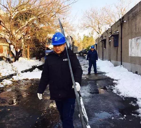 蓝衣服小男孩原视频,蓝色衣服小男孩很火的视频