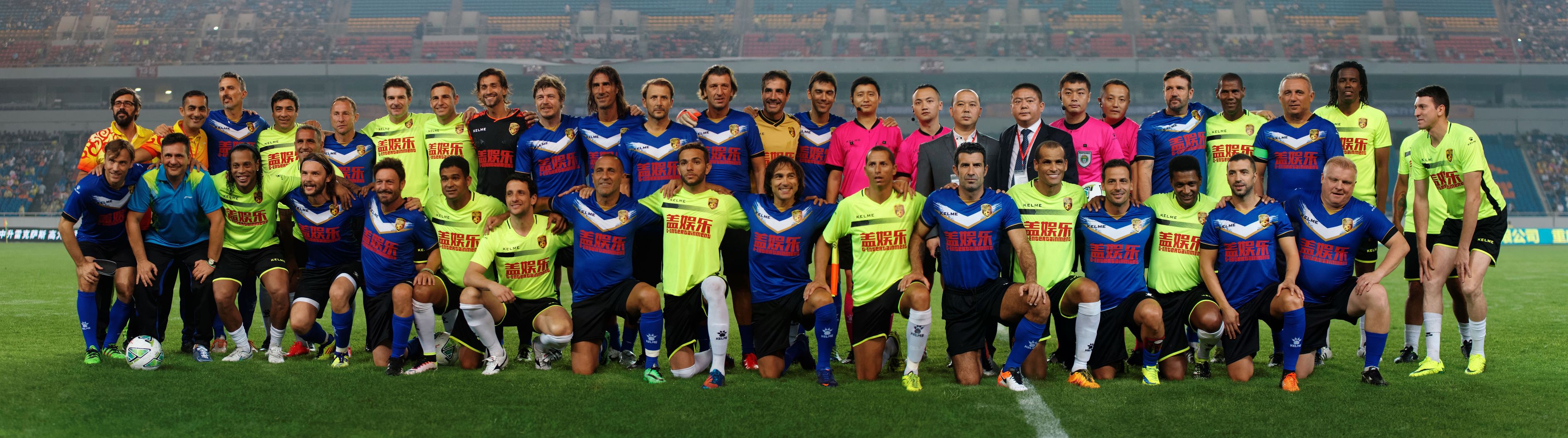 足球元老蓝白对抗赛,南美vs欧洲全明星足球盛宴