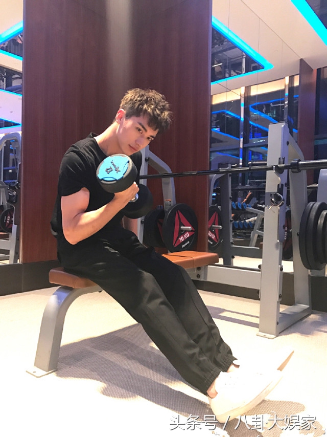 张艺兴可爱，千玺俏皮，蒋劲夫man爆，运动系男神你心水哪款？