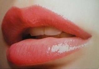 嘴唇一年四季干裂脱皮怎么回事,嘴唇干裂脱皮眼睛干涩怎么回事