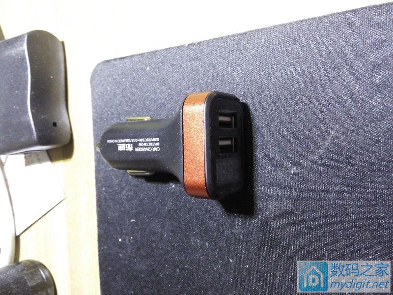 拆一个自带充电线的充电宝,拆一个快充充电器