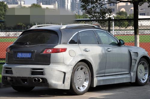 一双双臭脚丫子，*辱侮**了豪车