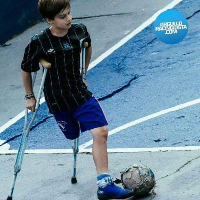 感动的足球小男孩,小孩子踢球足球场上的感人瞬间