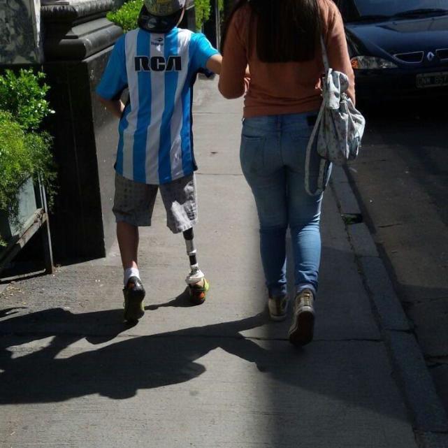 感动的足球小男孩,小孩子踢球足球场上的感人瞬间