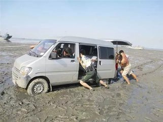 车子轮胎陷进泥地怎么开出来,汽车陷进泥里怎么出来