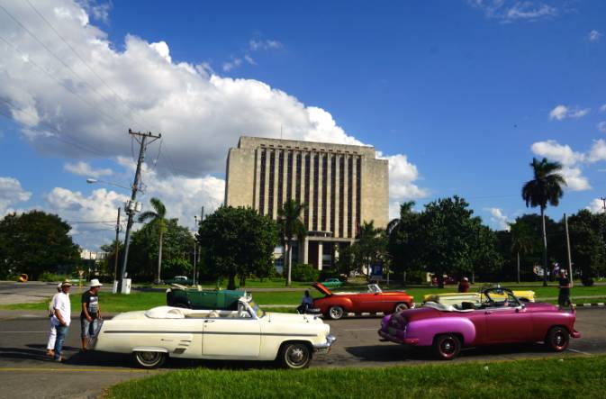 在古巴，1个人1个月只能有5个鸡蛋