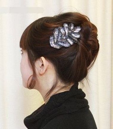 短发盘发简单款好看20岁,2款女生好看的盘发发型图解