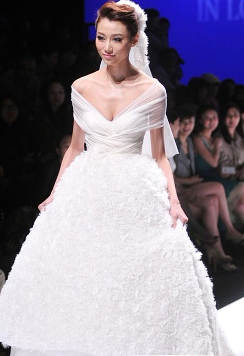 蓝玉的婚纱,兰玉给明星设计的婚纱款式