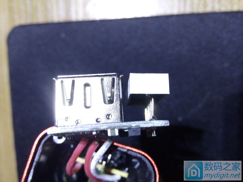 拆一个自带充电线的充电宝,拆一个快充充电器