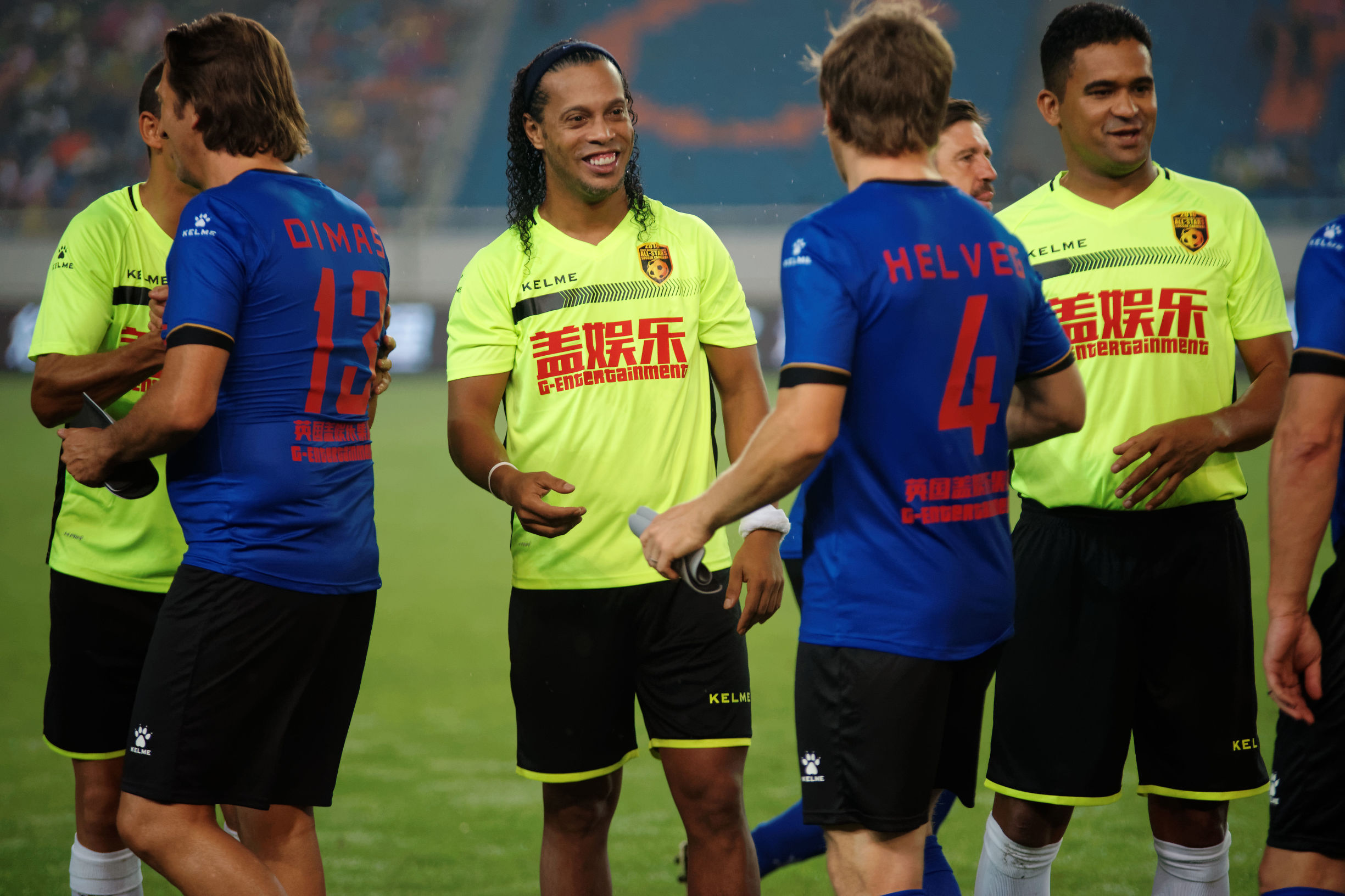 足球元老蓝白对抗赛,南美vs欧洲全明星足球盛宴