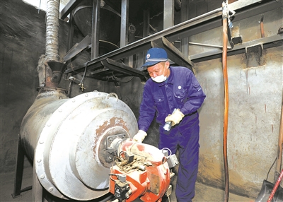 烤砂工：为列车装上“安全防滑链”