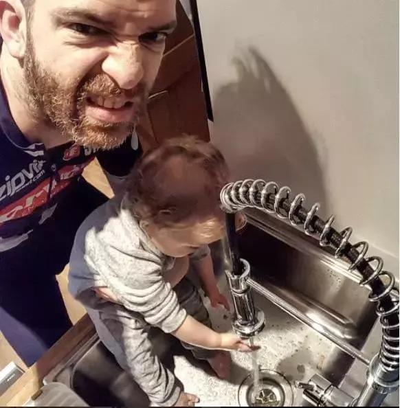 养了四个孩子的爸爸吃饭,养了很多孩子的爸爸