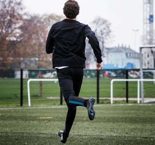 高温踢球关注什么,冬天足球踢球关注事项