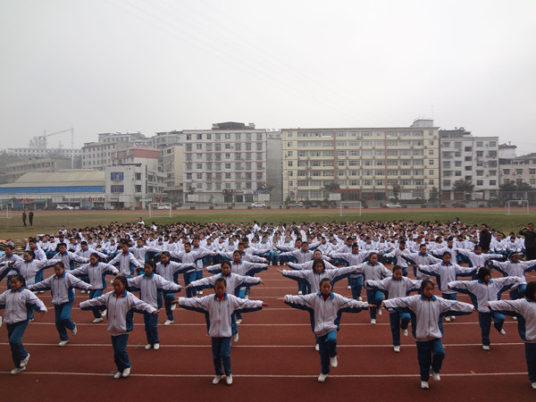 风采实验学校武术操比赛,竹溪县实验中学的广播体操武术操