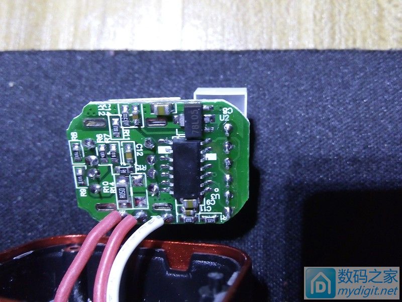 拆一个自带充电线的充电宝,拆一个快充充电器