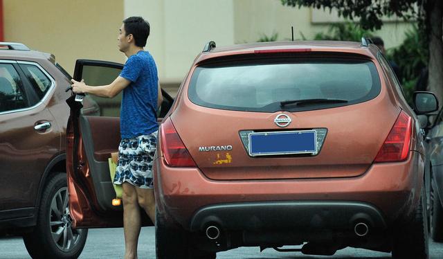 一双双臭脚丫子，*辱侮**了豪车