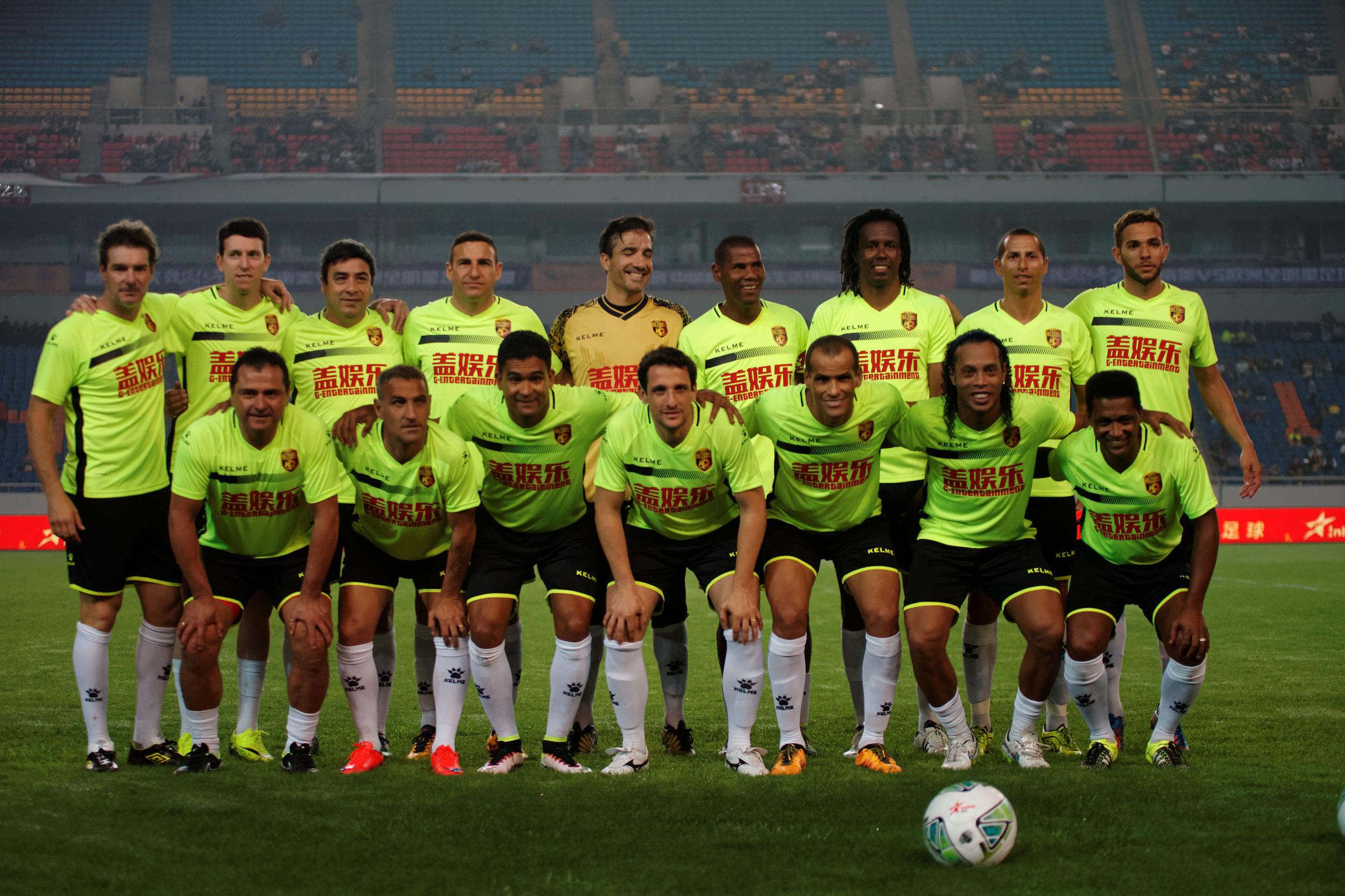 足球元老蓝白对抗赛,南美vs欧洲全明星足球盛宴