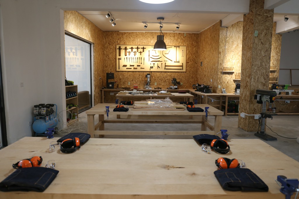 独立设计师与老木匠在最美的海景工房里创办原创家具品牌