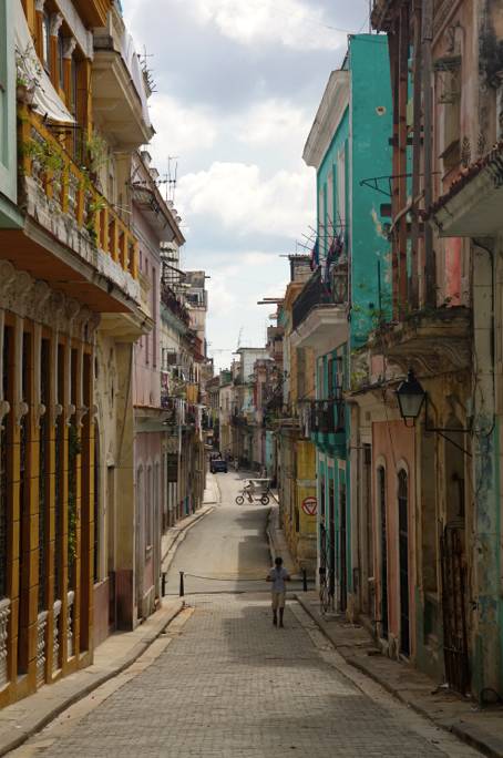 在古巴，1个人1个月只能有5个鸡蛋