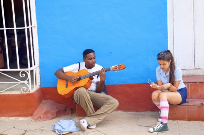 在古巴，1个人1个月只能有5个鸡蛋