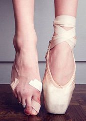 球员脚扭伤队医治愈,足球运动员脚踝扭伤