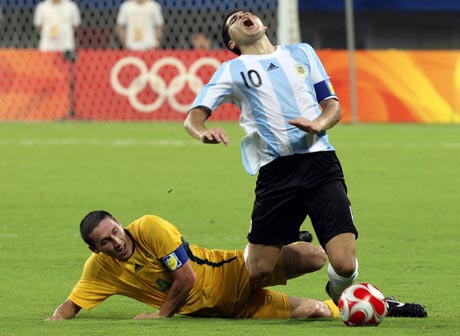 足球场上的十大小动作,足球业余场出现的危险动作