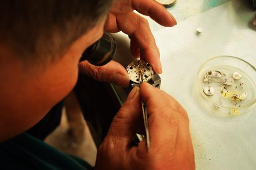 不谨慎把表镜/屏幕刮花摔破，要怎么处理？