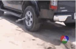 车子轮胎陷进泥地怎么开出来,汽车陷进泥里怎么出来