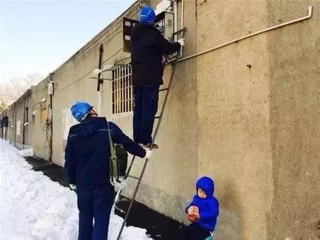 蓝衣服小男孩原视频,蓝色衣服小男孩很火的视频