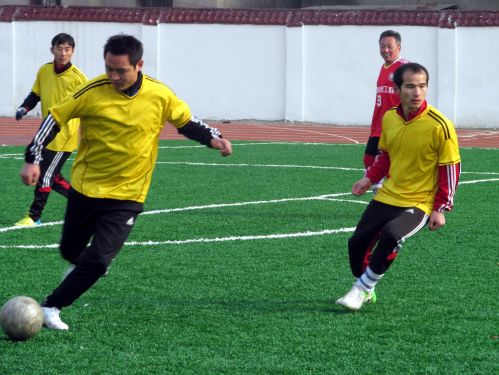 高温踢球关注什么,冬天足球踢球关注事项