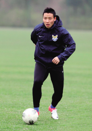 高温踢球关注什么,冬天足球踢球关注事项