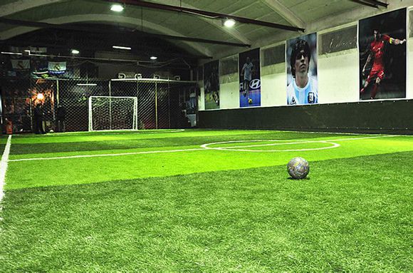 高温踢球关注什么,冬天足球踢球关注事项