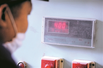 烤砂工：为列车装上“安全防滑链”