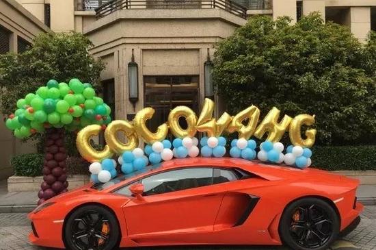 这炫富方式绝了！唐嫣LV包、权志龙天价项链都被王思聪的狗怼了