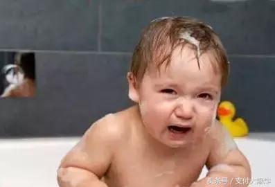 给宝宝洗澡后耳朵进水了怎么办？