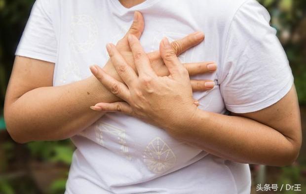 突然咳嗽出血块,突然咳血块一般什么原因导致