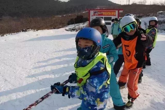 去不了远方就在家门口玩,去不了就在家门口滑冰