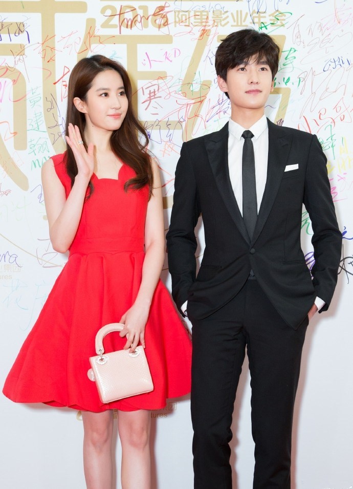 年会穿搭指南，让你惊艳又有品位！