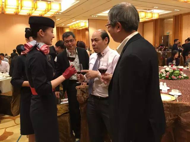 “美女”与“夜寿”：中国东航60岁生日晚宴趴新加坡分场