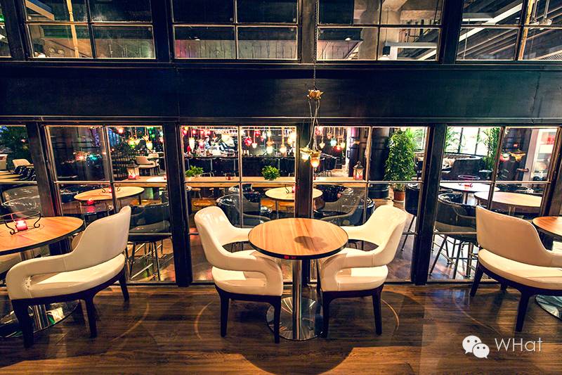 这家漫咖啡旗下的韩餐酒吧终于开到武汉，能俯瞰武汉天地清晨夜景