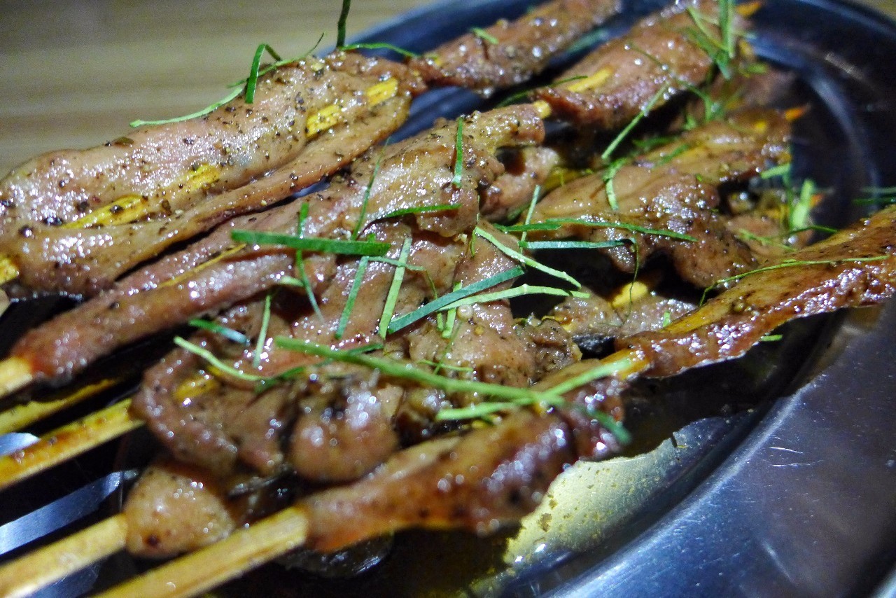 这家店烧烤火锅超火爆,这家店烧烤超好吃又便宜