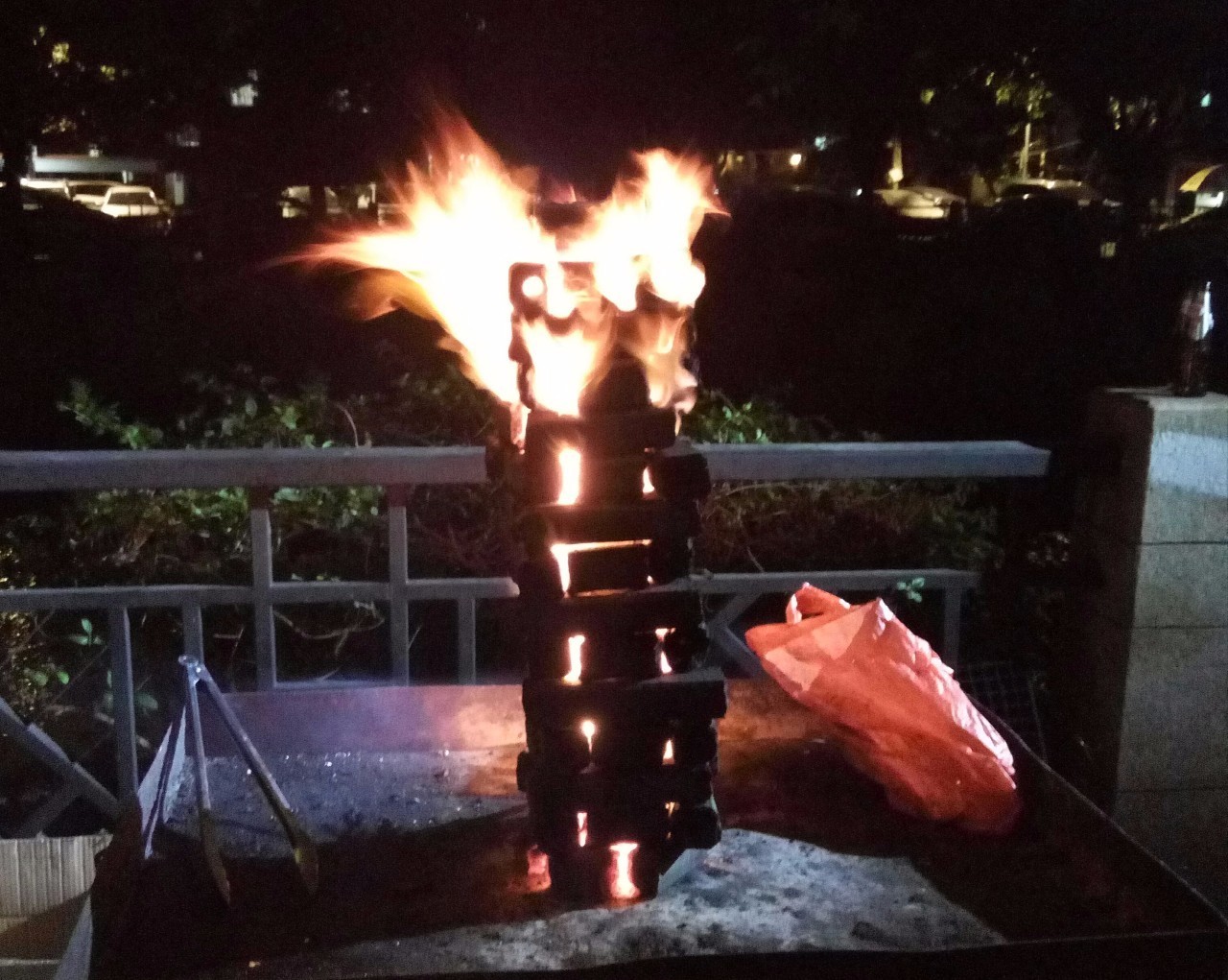 这家店烧烤火锅超火爆,这家店烧烤超好吃又便宜