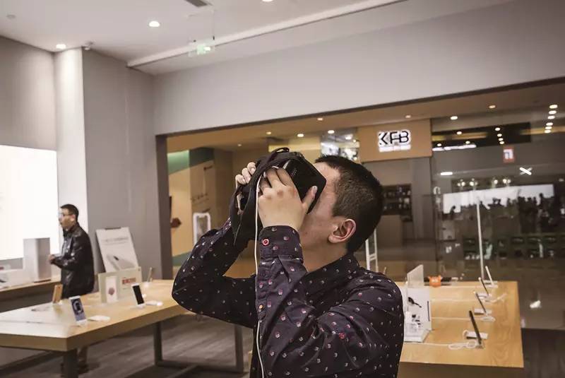 小米想换个方式酷下去，你还会为它发烧吗？｜CBNweekly封面故事