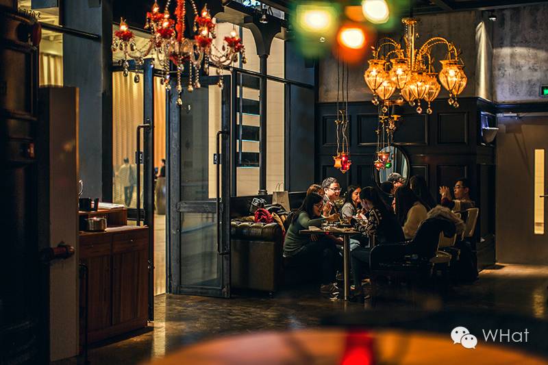 这家漫咖啡旗下的韩餐酒吧终于开到武汉，能俯瞰武汉天地清晨夜景