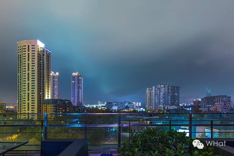 这家漫咖啡旗下的韩餐酒吧终于开到武汉，能俯瞰武汉天地清晨夜景