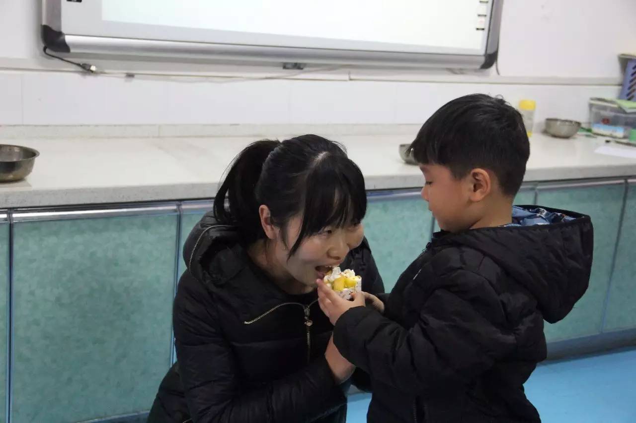 「校园」助教大舞台家长唱主角