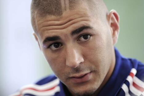 球迷呼吁废本泽马挺1菜鸟笨马：挨批也是工作