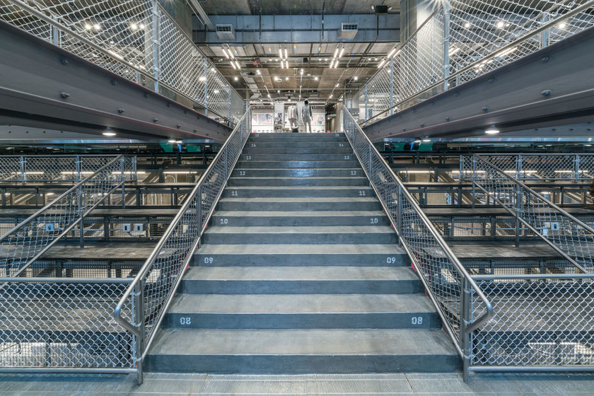 adidas全球最大旗舰店坐落纽约，灵感来自美国高中体育场